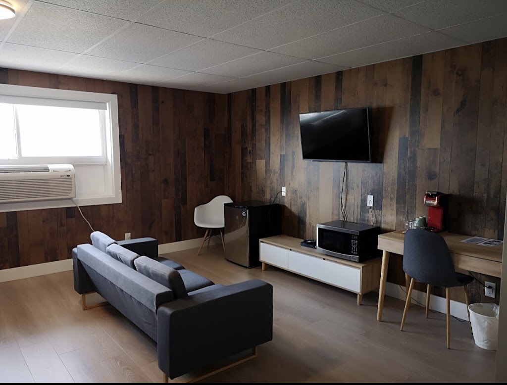 Camrose Le Chateau Hotel | 3911 48 Ave, Camrose, AB T4V 2Z1, Canada | Phone: (780) 678-4007