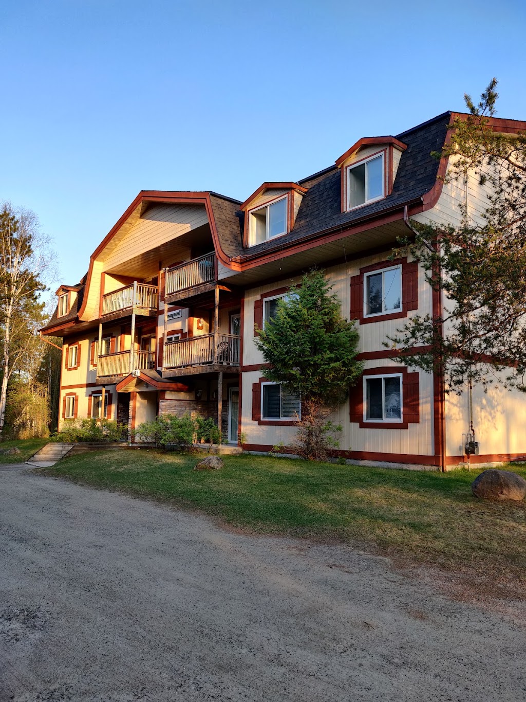 Club Privilege Mont-Tremblant–Village | 1482 Chem. du Village, Mont-Tremblant, QC J8E 1G7, Canada | Phone: (819) 425-9818