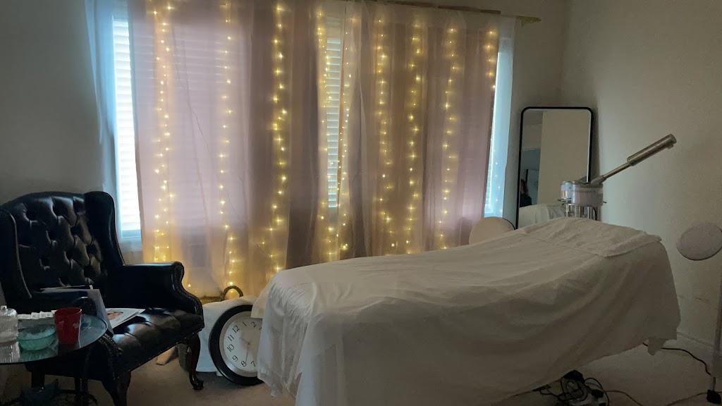 The Skin Lounge | 16 Berkwood Hollow, Brampton, ON L6Y 2Y2, Canada | Phone: (416) 275-9370