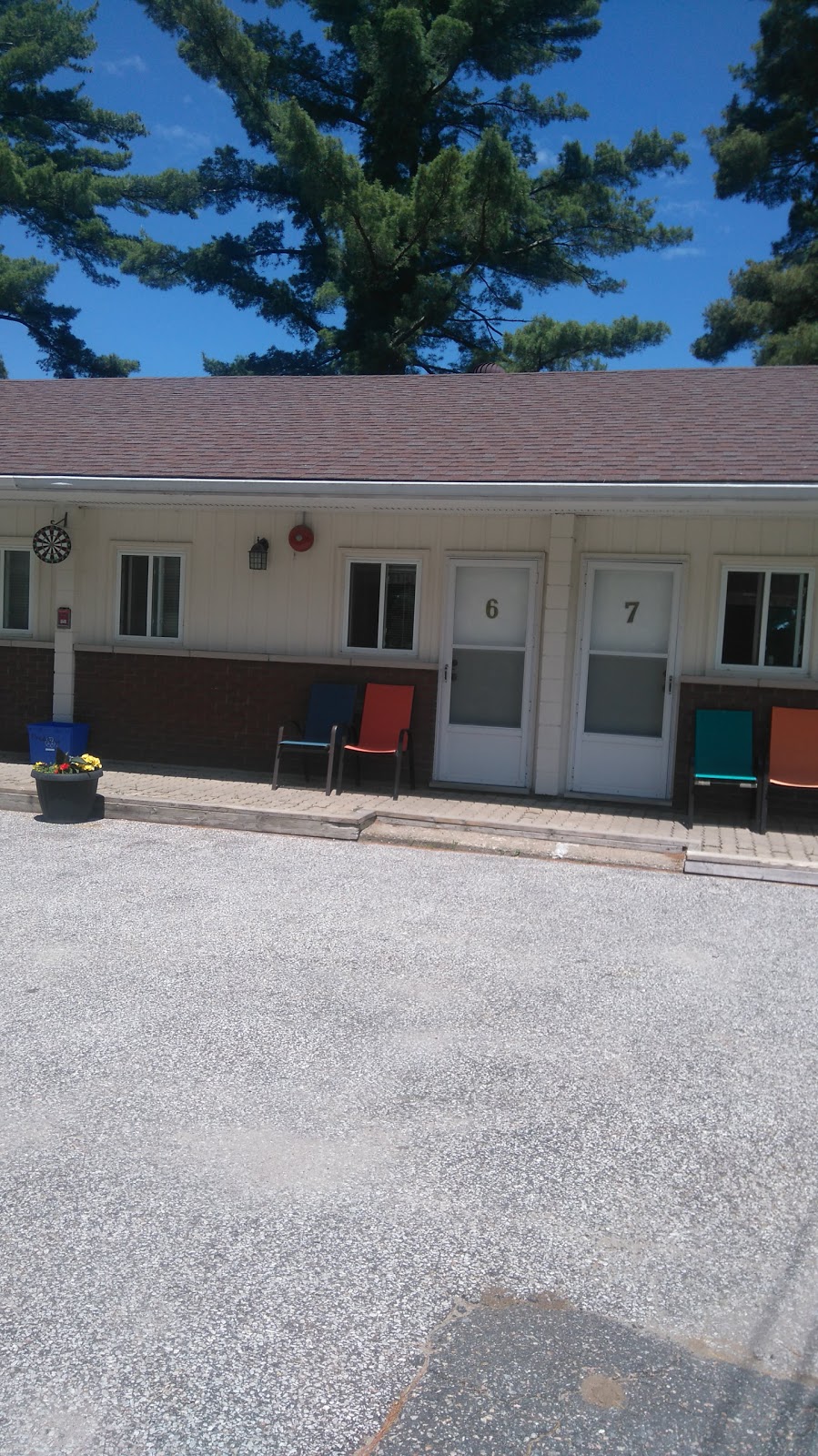 Pinedale Inn Efficiency Motel | 200 Pinedale Ln, Gravenhurst, ON P1P 1B4, Canada | Phone: (705) 687-2822