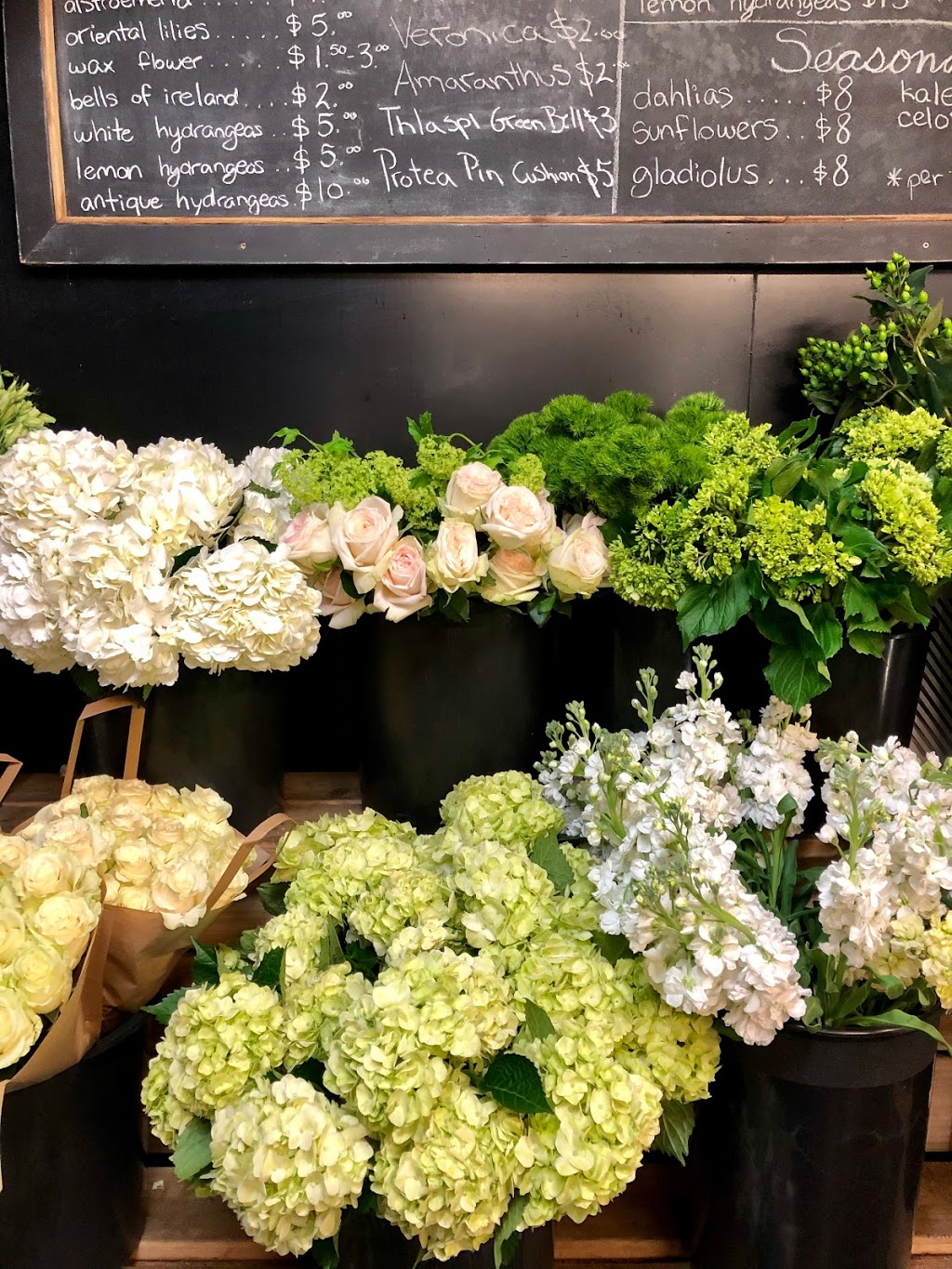 Summerhill Floral Boutique | 1057 Mt Pleasant Rd, Toronto, ON M4P 2M5, Canada | Phone: (647) 748-0777
