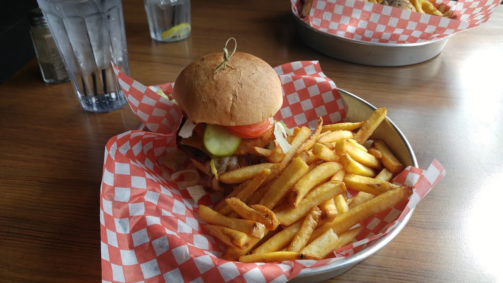Chucks Roadhouse Bar & Grill | 125 Pedersen Dr, Aurora, ON L4G 0E3, Canada | Phone: (905) 503-8666