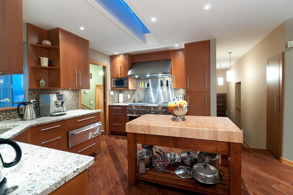 Four Winds Beach House and Spa | 5482 Hill Rd, Sechelt, BC V0N 3A8, Canada | Phone: (604) 885-3144