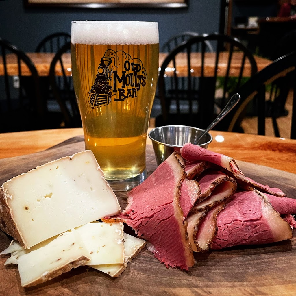 Old Mollys Bar | 14 Beach St, St. Martins, NB E5R 1C7, Canada | Phone: (506) 833-4485