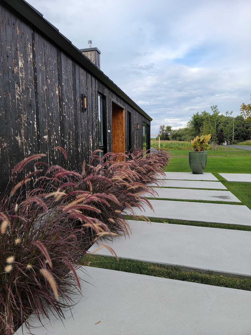 Maison du Chevalier Noir | 166 Chem. de la Beauce, Calixa-Lavallée, QC J0L 1A0, Canada | Phone: (514) 269-7511
