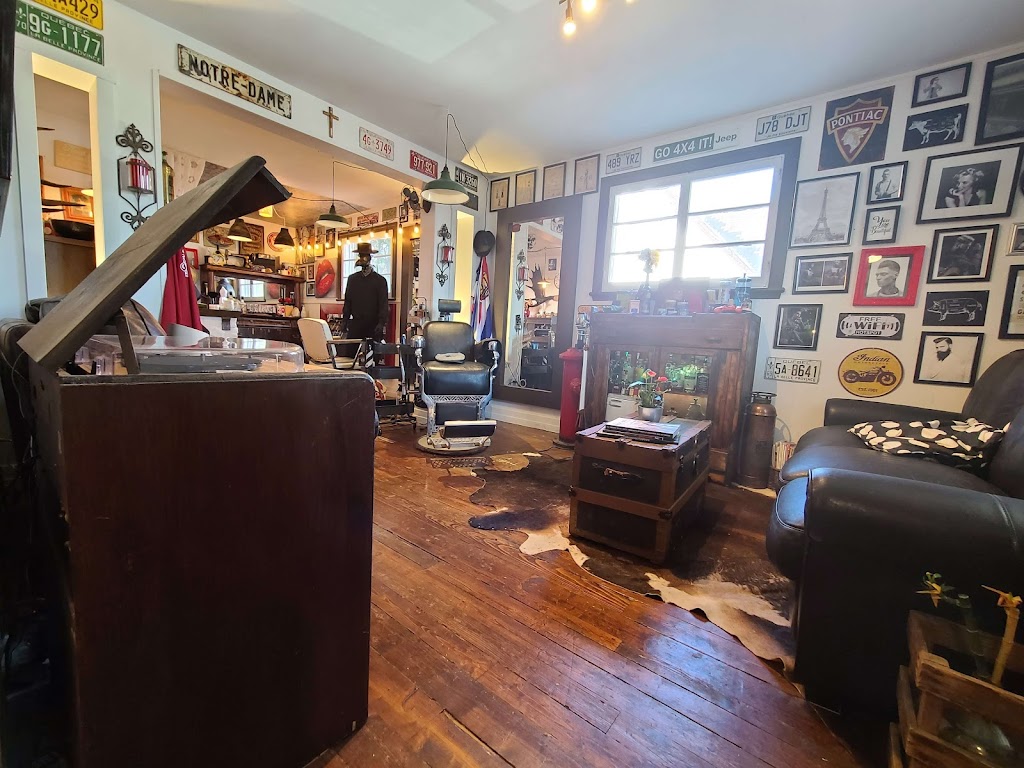 Mlle B et son Gentleman | 262 Avenue St Honoré, Sainte-Marie, QC G6E 2P2, Canada | Phone: (418) 389-8442