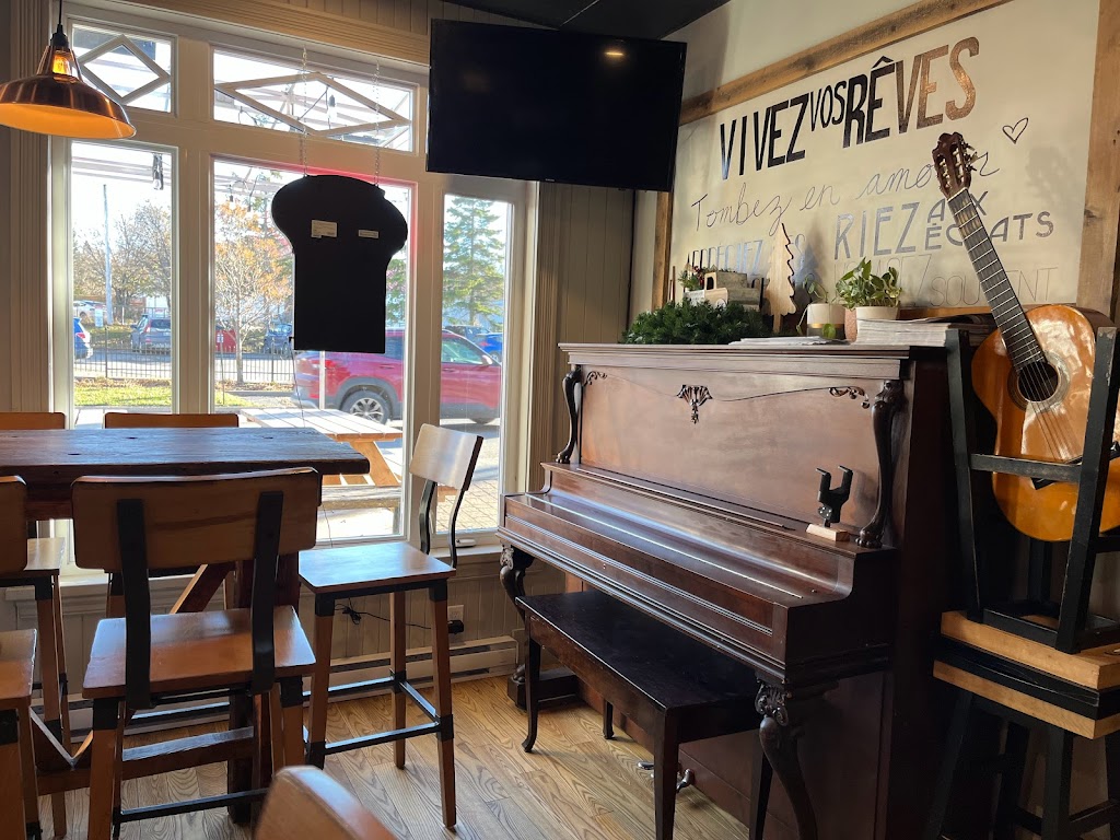Cafe Grains De Folie | 1 Rue Notre Dame O, Trois-Pistoles, QC G0L 4K0, Canada | Phone: (581) 645-8282