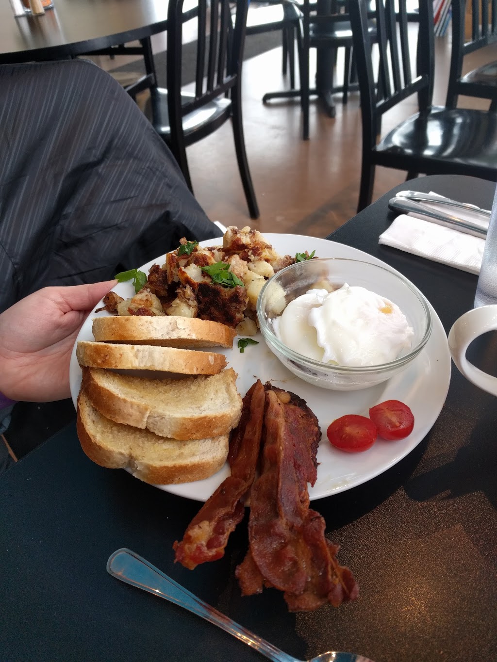 Blue Rooster Café & Studio | 1505 Aaron Dr, Pilot Butte, SK S0G 3Z0, Canada | Phone: (306) 337-4555