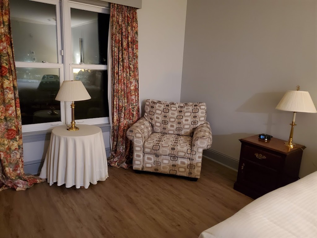 The Loyalist Country Inn | 195 Heather Moyse Dr, Summerside, PE C1N 5R1, Canada | Phone: (902) 436-3333