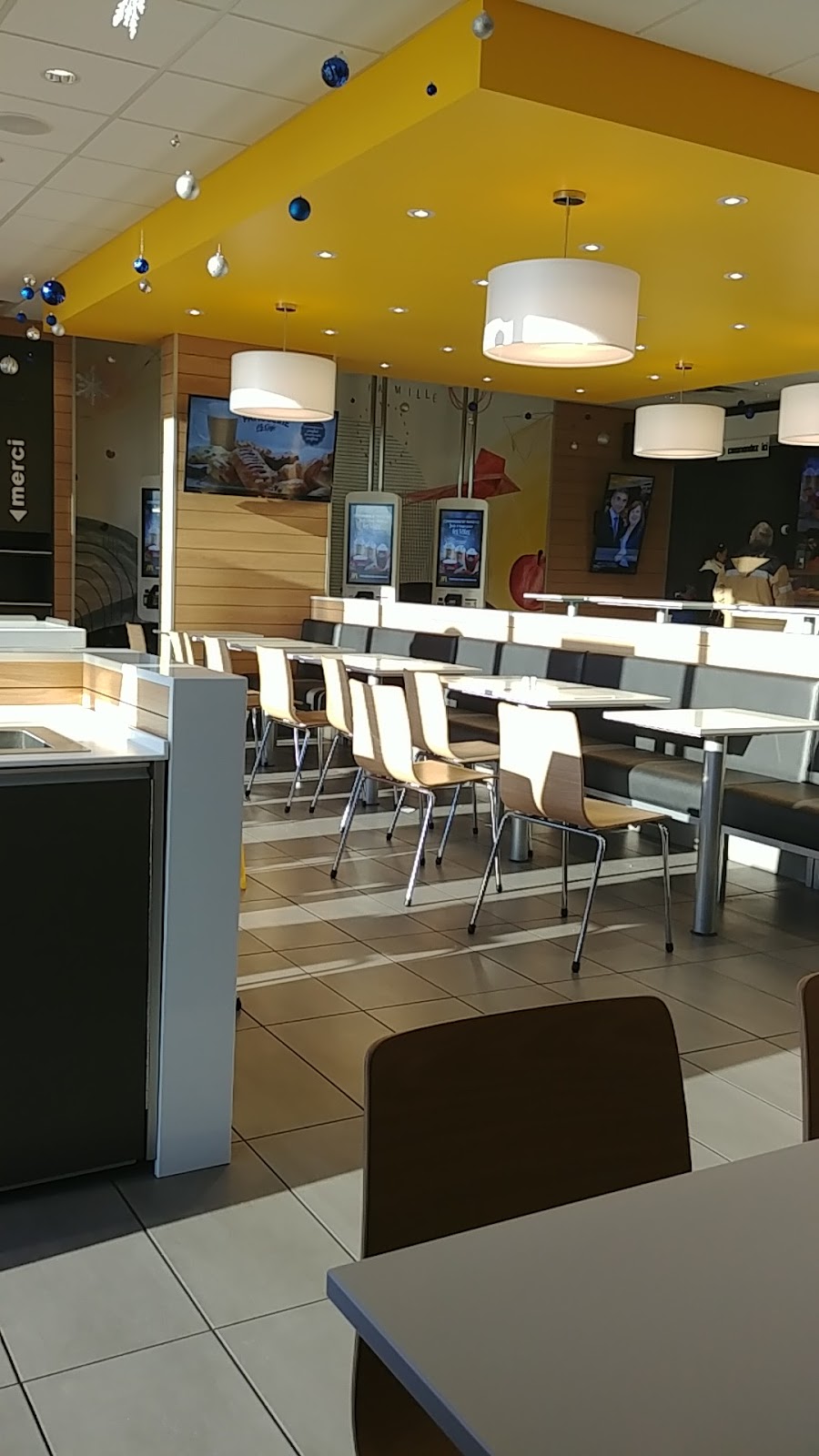 McDonalds | 2715 Avenue des Aristocrates, Laval, QC H7E 0H3, Canada | Phone: (450) 664-7662