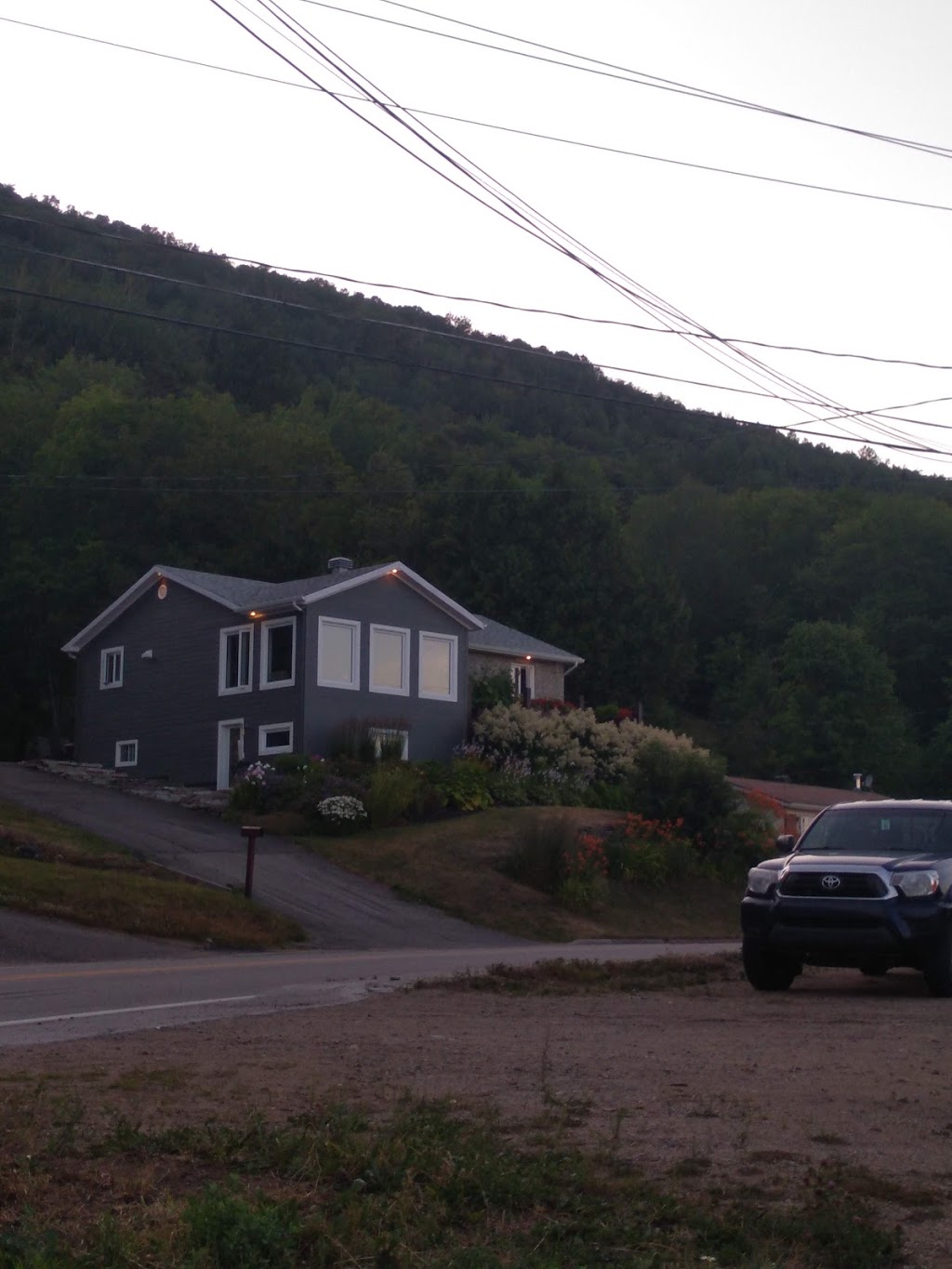 La blanche du Cap | 1084 Rue Principale, Petite-Rivière-Saint-François, QC G0A 2L0, Canada | Phone: (819) 580-9210
