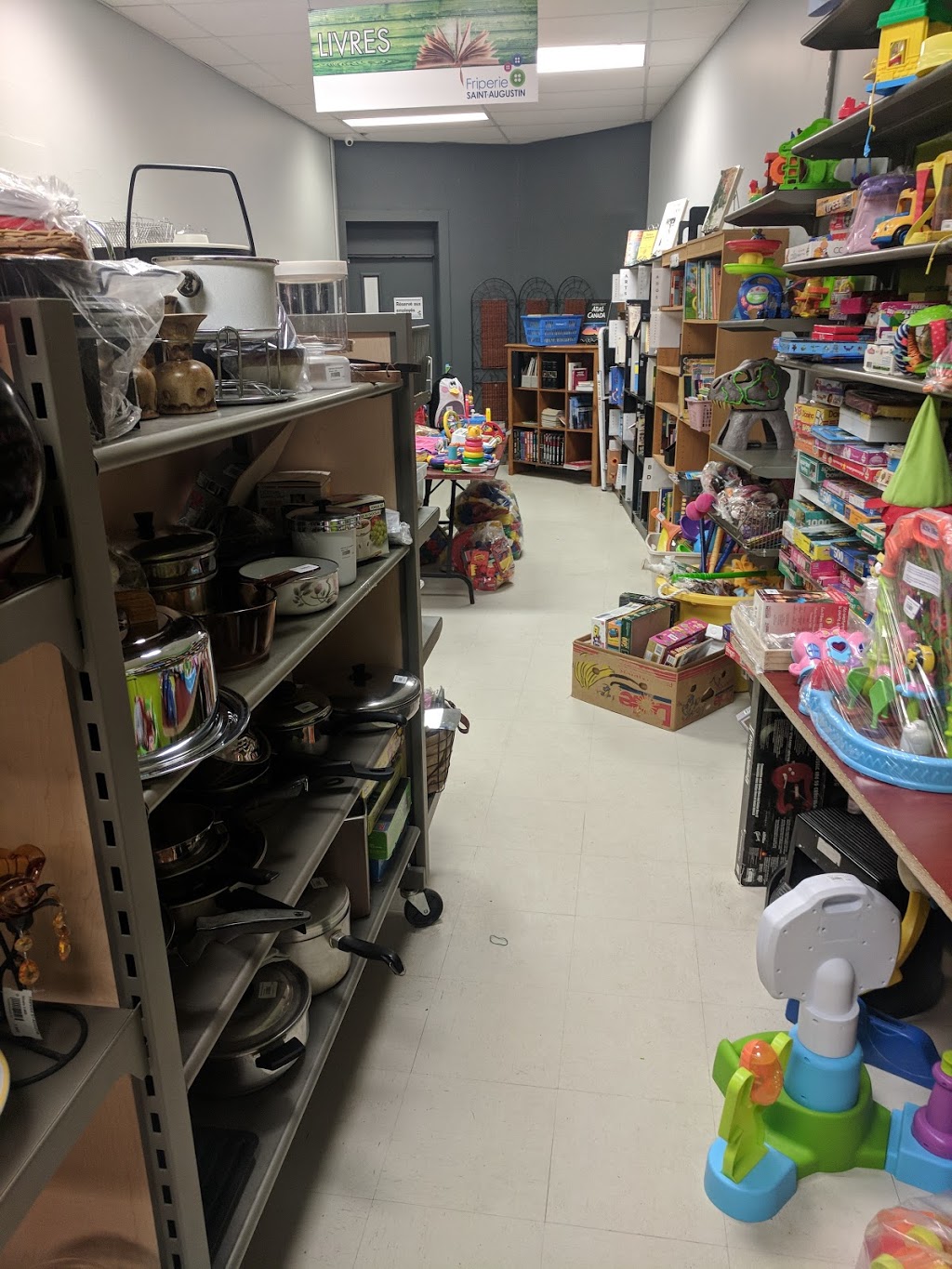 Friperie Saint-Augustin | 390 QC-138, Saint-Augustin-de-Desmaures, QC G3A 2S8, Canada | Phone: (418) 878-2036