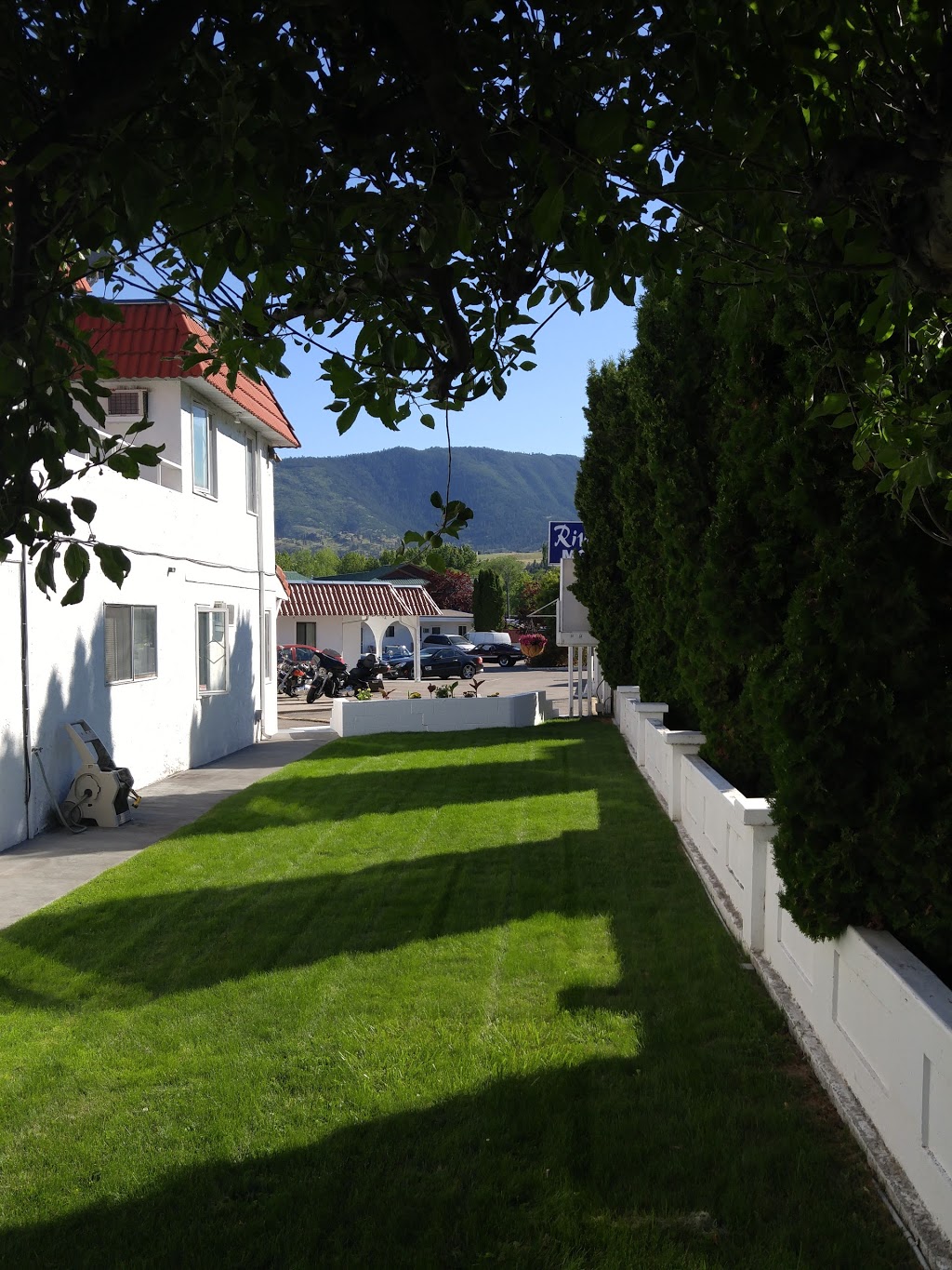 Riverside Motel | 110 Riverside Dr, Penticton, BC V2A 5Y4, Canada | Phone: (250) 492-2615