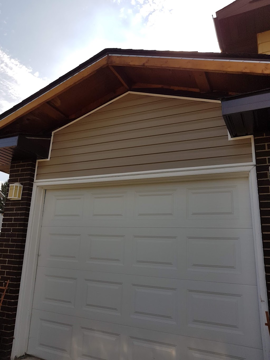 Zeebees Siding | 11241 224 St NW, Edmonton, AB T5S 2T8, Canada | Phone: (780) 487-5700