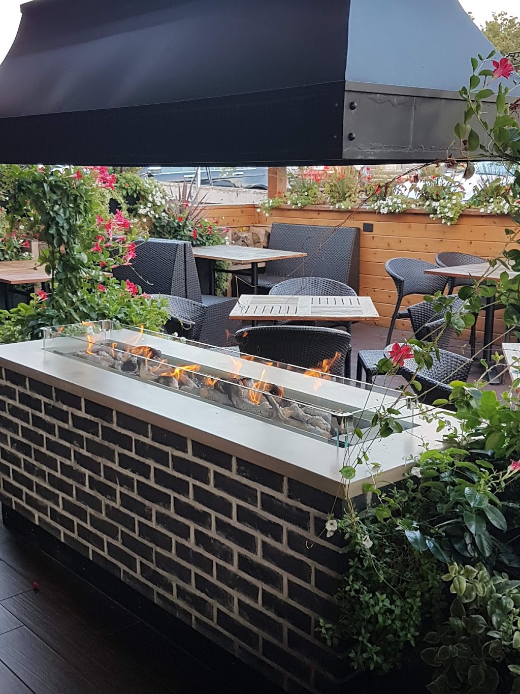 Martinis Bar & Patio | 2980 King St E, Kitchener, ON N2A 1A9, Canada | Phone: (519) 893-6570