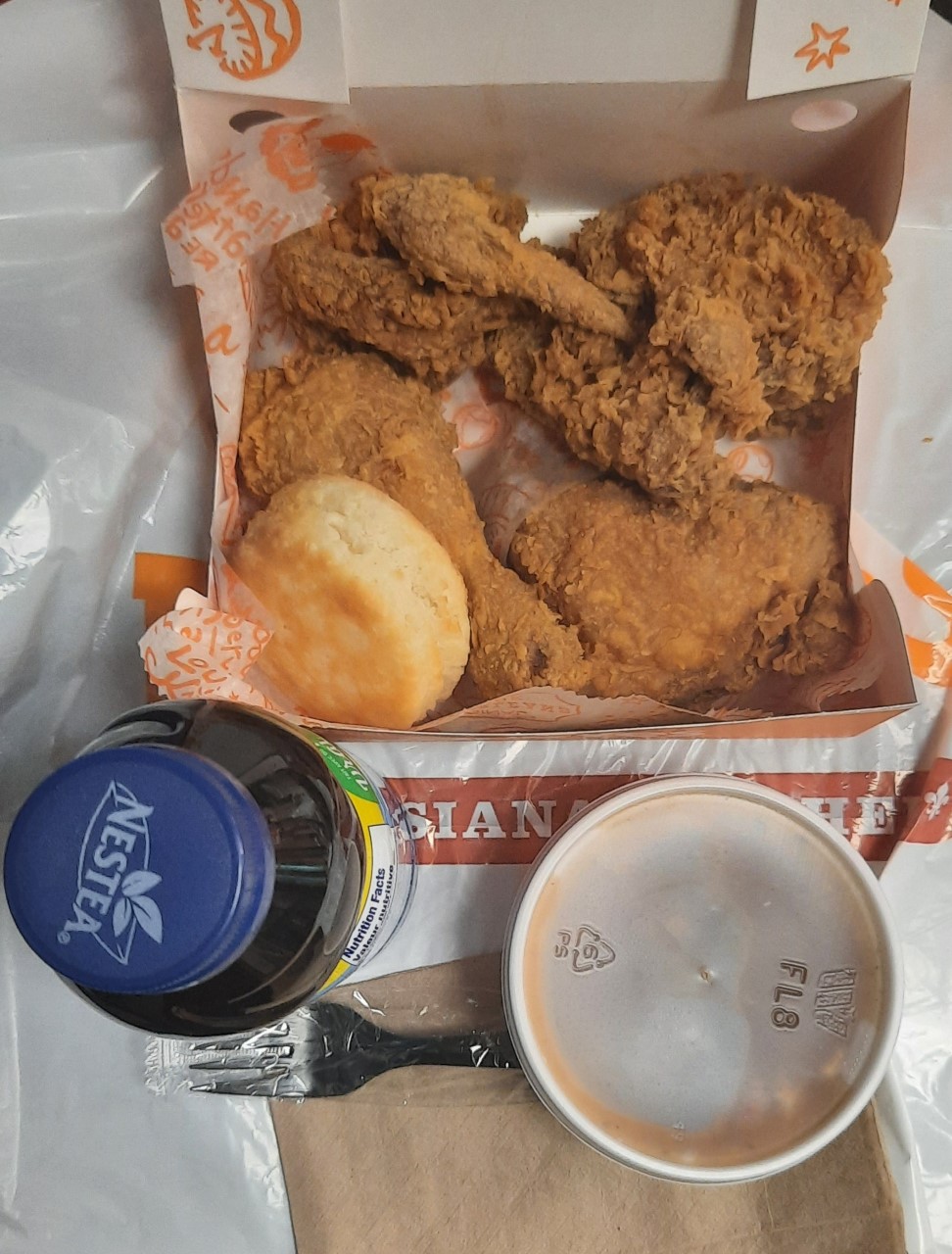 Popeyes Louisiana Kitchen | 2150 Burnhamthorpe Rd W, Mississauga, ON L5L 3A2, Canada | Phone: (905) 820-8500