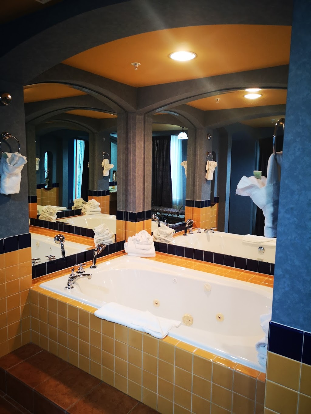 Holiday Inn & Suites North Vancouver | 700 Old Lillooet Rd, North Vancouver, BC V7J 2H5, Canada | Phone: (604) 985-3111