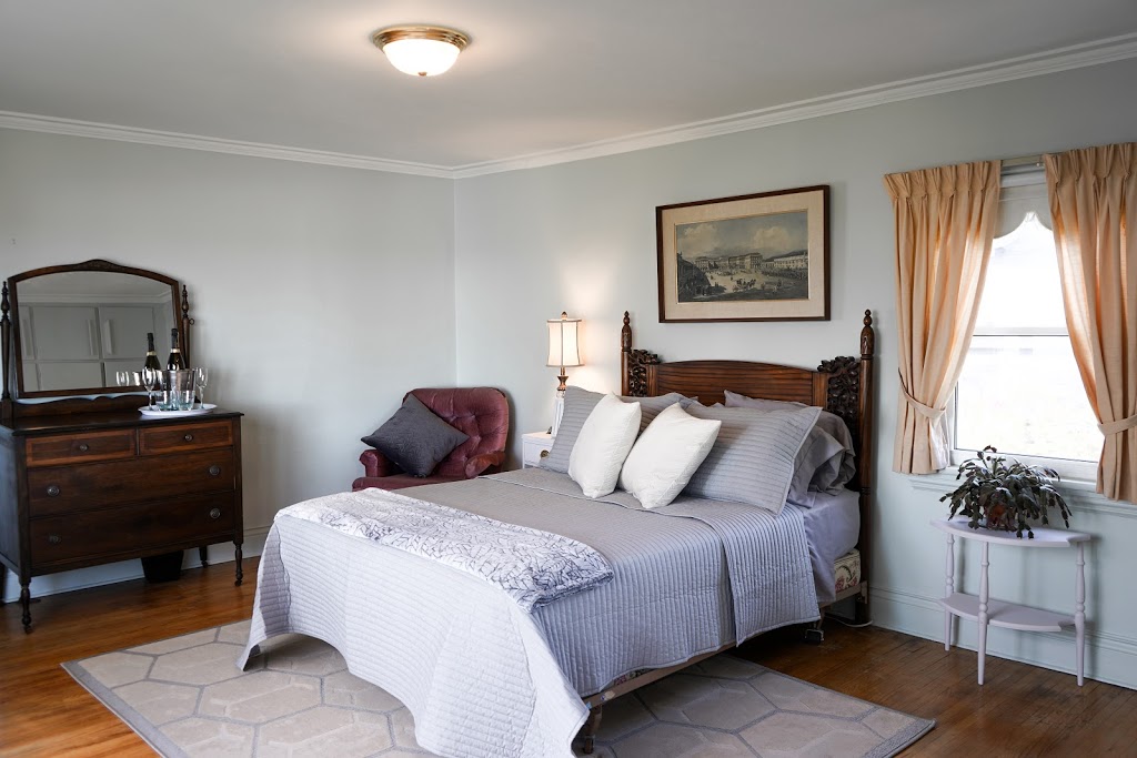 Waterside Inn | 59 Church St, Gananoque, ON K7G 2M9, Canada | Phone: (613) 449-8832