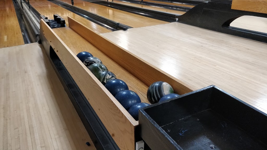Presquile Lanes | 39 Main St, Brighton, ON K0K 1H0, Canada | Phone: (613) 475-0644