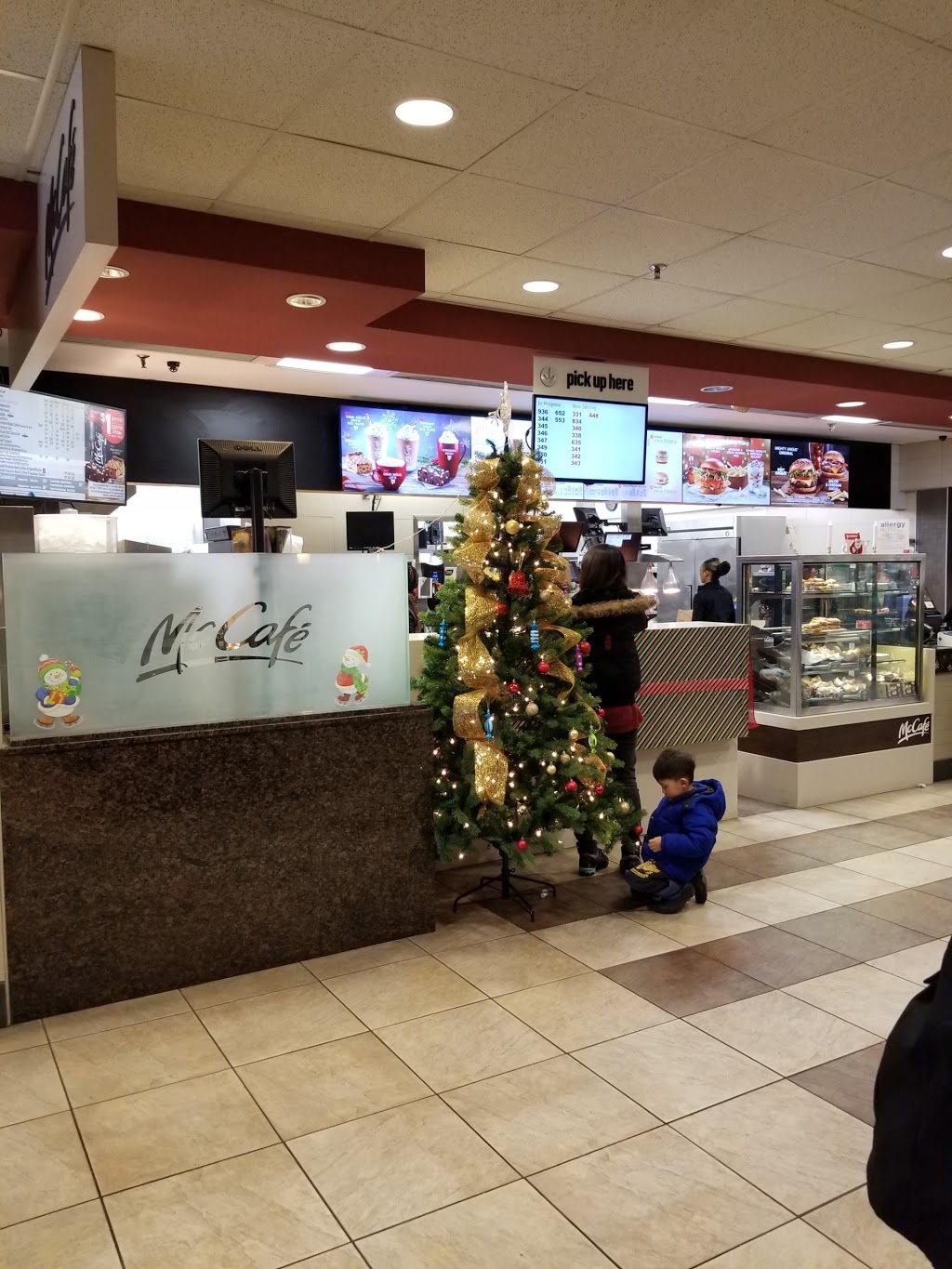 McDonalds | 377 Burnhamthorpe Rd E, Mississauga, ON L5A 3Y1, Canada | Phone: (905) 270-3529