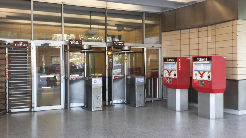 Royal York Station | 2900 Bloor St W, Etobicoke, ON M8X 1B5, Canada