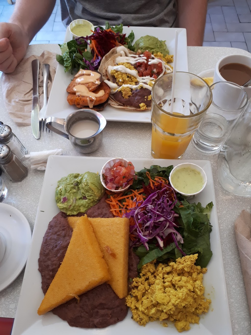 Aux Vivres Plateau | 4631 Boul St-Laurent, Montréal, QC H2T 1R2, Canada | Phone: (514) 842-3479