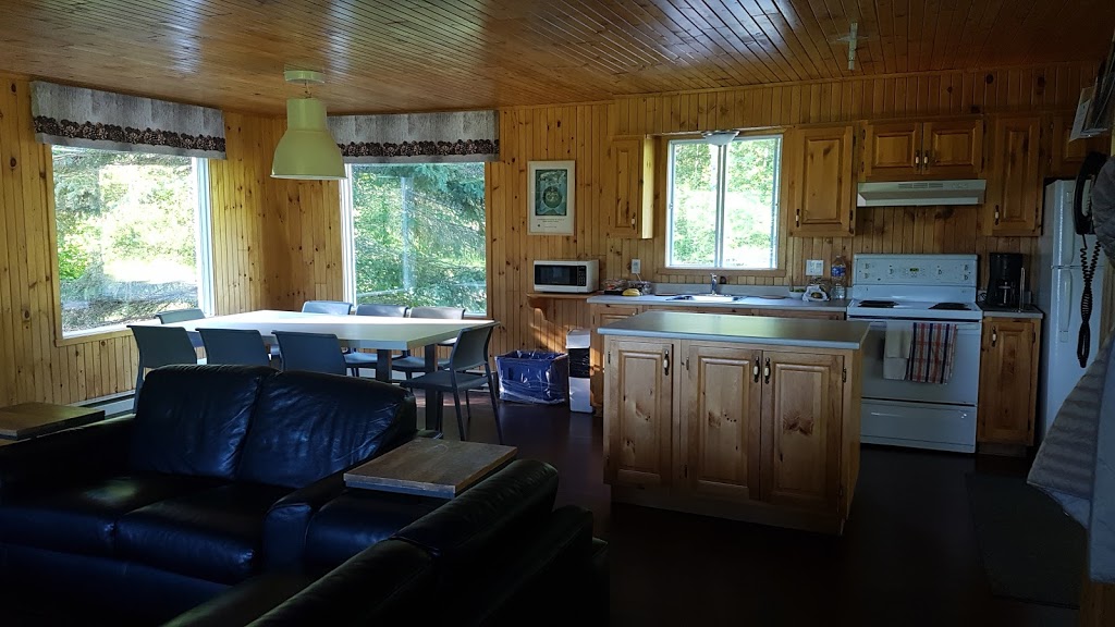 Auberge du Lac-à-lEau Claire | 500 Chemin du Lac à lEau Claire, Saint-Alexis-des-Monts, QC J0K 1V0, Canada | Phone: (819) 265-3185