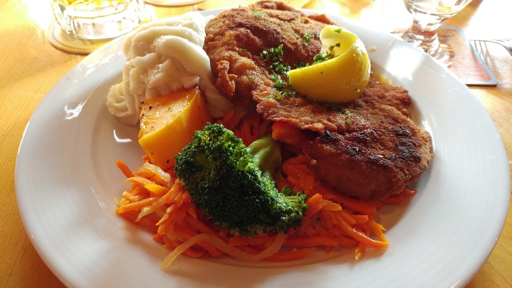 Gasthaus on the Lake | 5790 Beach Ave, Peachland, BC V0H 1X6, Canada | Phone: (250) 767-6625