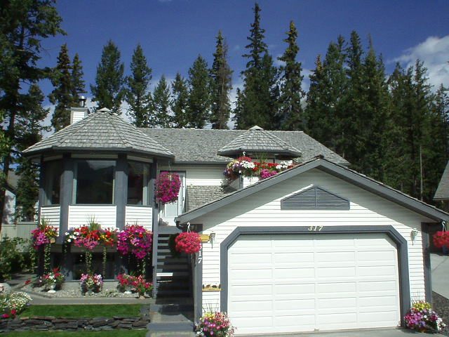 B&B Monarch | 317 Canyon Close, Canmore, AB T1W 1H4, Canada | Phone: (403) 678-0500