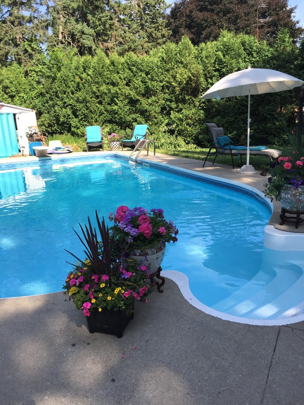 Hot Tub Steps To Trails | 3000 Lakeshore Rd, Burlington, ON L7L 1B1, Canada | Phone: (905) 379-6748
