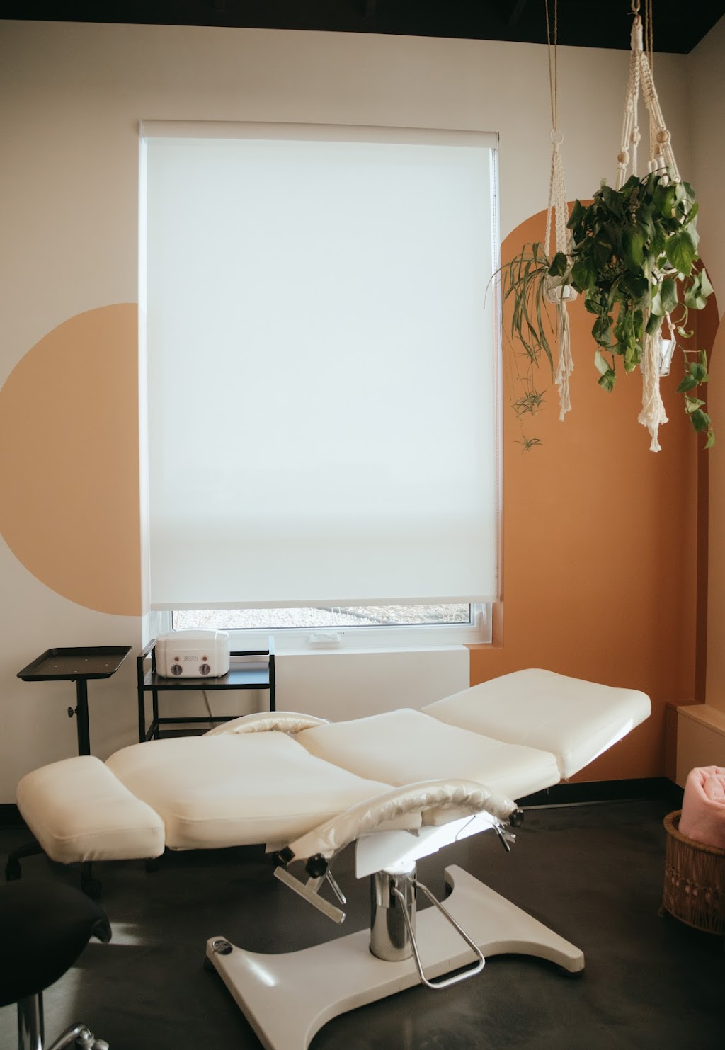 Honeybee Beauty | 3440 Fairway Plaza Rd S Studio 1008, Lethbridge, AB T1K 7T5, Canada | Phone: (587) 220-5406