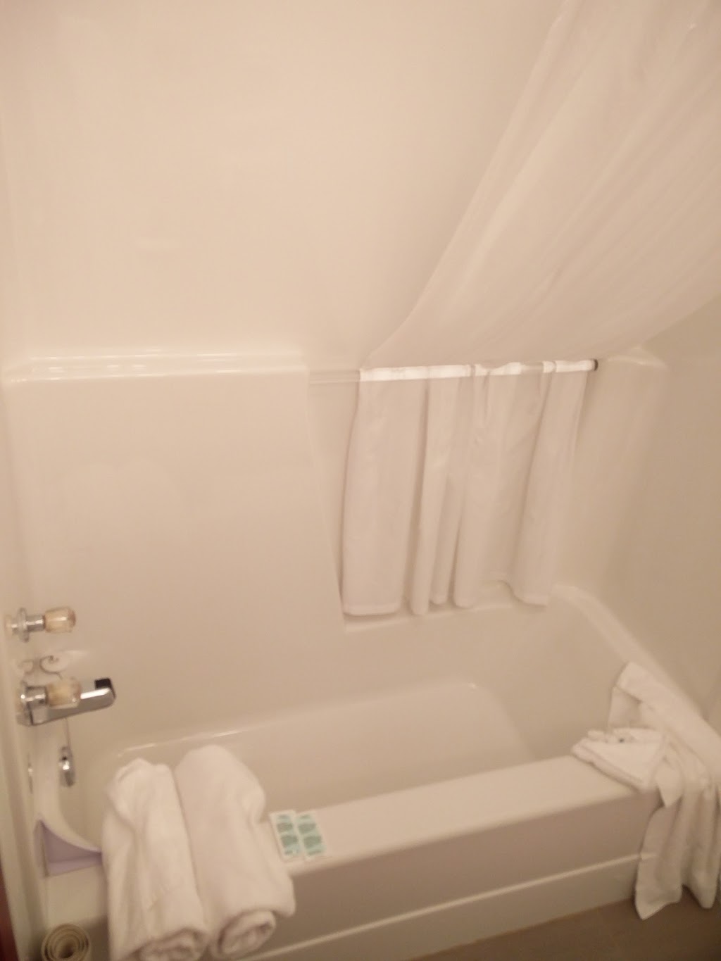Motel La Gentilhommière | 275 Rue St Laurent, Saint-Siméon, QC G0T 1X0, Canada | Phone: (418) 638-2302