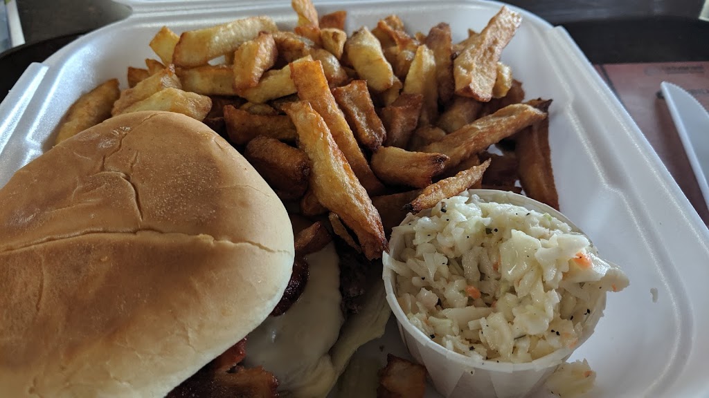 Casse-Croute Des Filles | 136 Rue du Seigneur-Côté, LIsle-Verte, QC G0L 1K0, Canada | Phone: (418) 898-3131