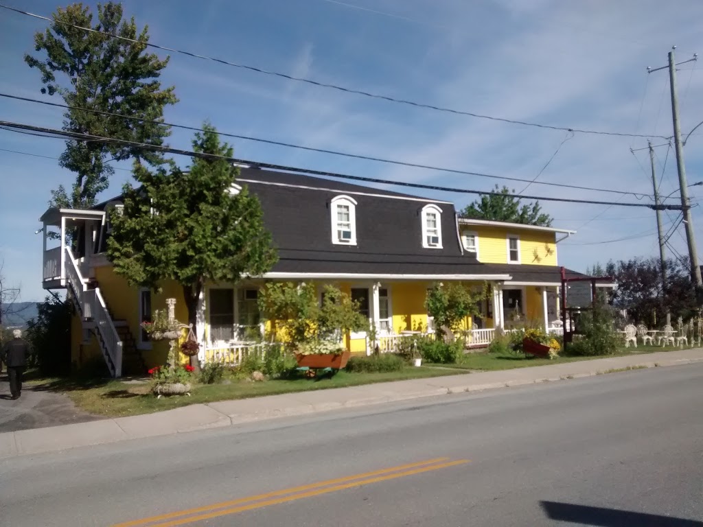 Auberge Sainte Catherine de Hatley | 2 Rue la Grande, Sainte-Catherine-de-Hatley, QC J0B 1W0, Canada | Phone: (819) 868-1212