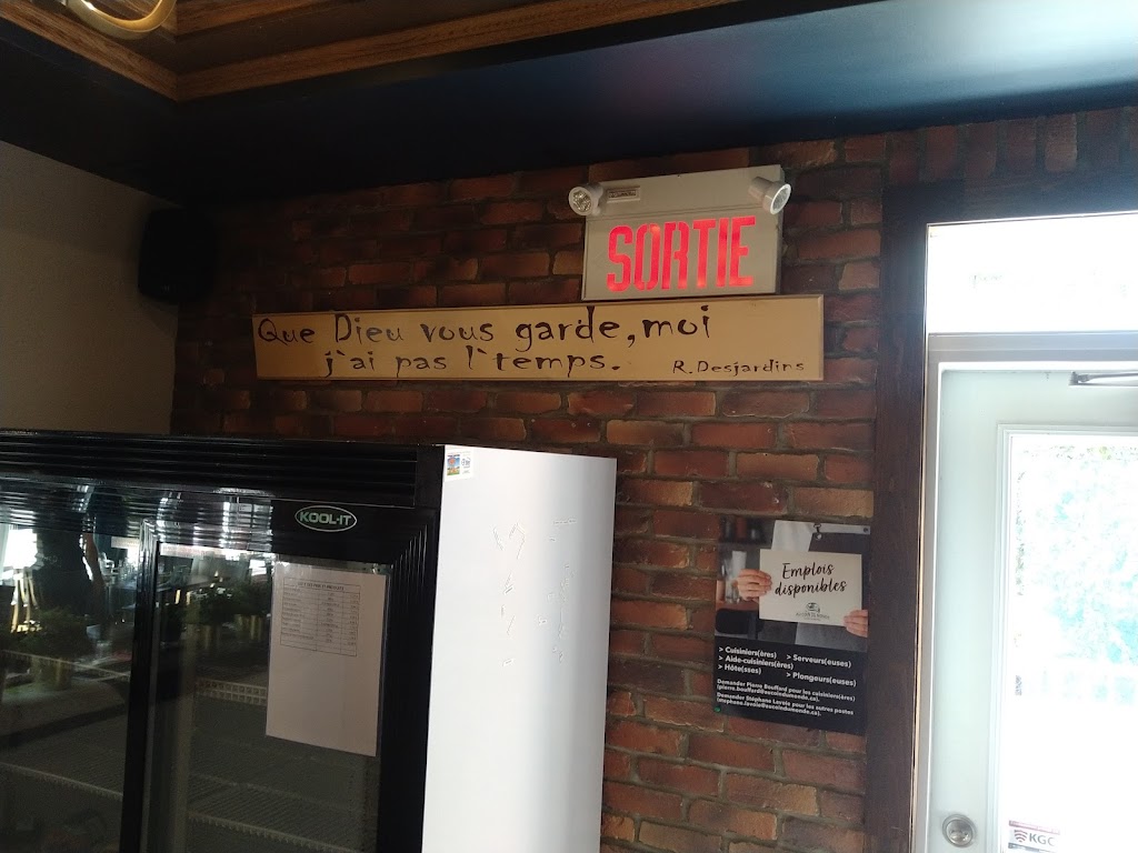 Café Bistro Au Coin du Monde | 135 Rue St Jean Baptiste E, Montmagny, QC G5V 1K4, Canada | Phone: (418) 248-0001