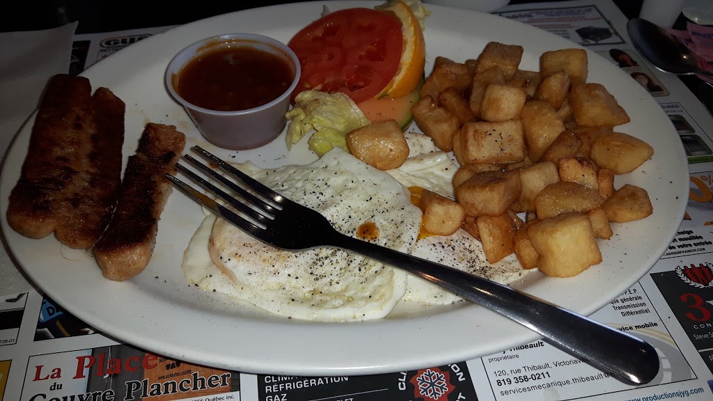 Max Poutine | 674 Rue Notre Dame E, Victoriaville, QC G6P 4B6, Canada | Phone: (819) 758-9165