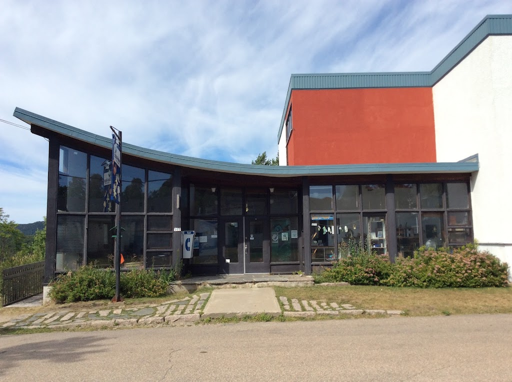 Maison de la Mer | 302 Rue de la Rivière, Grandes-Bergeronnes, QC G0T 1G0, Canada | Phone: (418) 232-6249