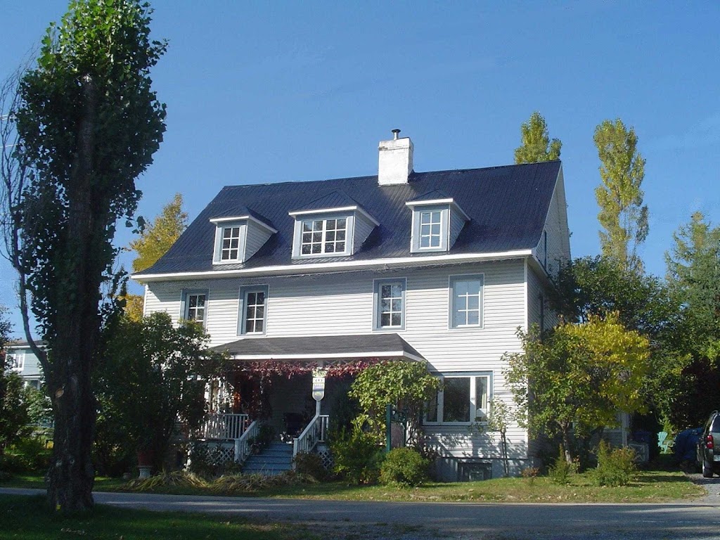 La Maison sous les Lilas | 649 Rue St Raphaël, La Malbaie, QC G5A 2P1, Canada | Phone: (418) 665-8076