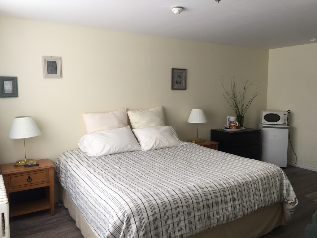 LAKESIDE INN | 86 Creighton St S, Orillia, ON L3V 1B2, Canada | Phone: (705) 325-2514