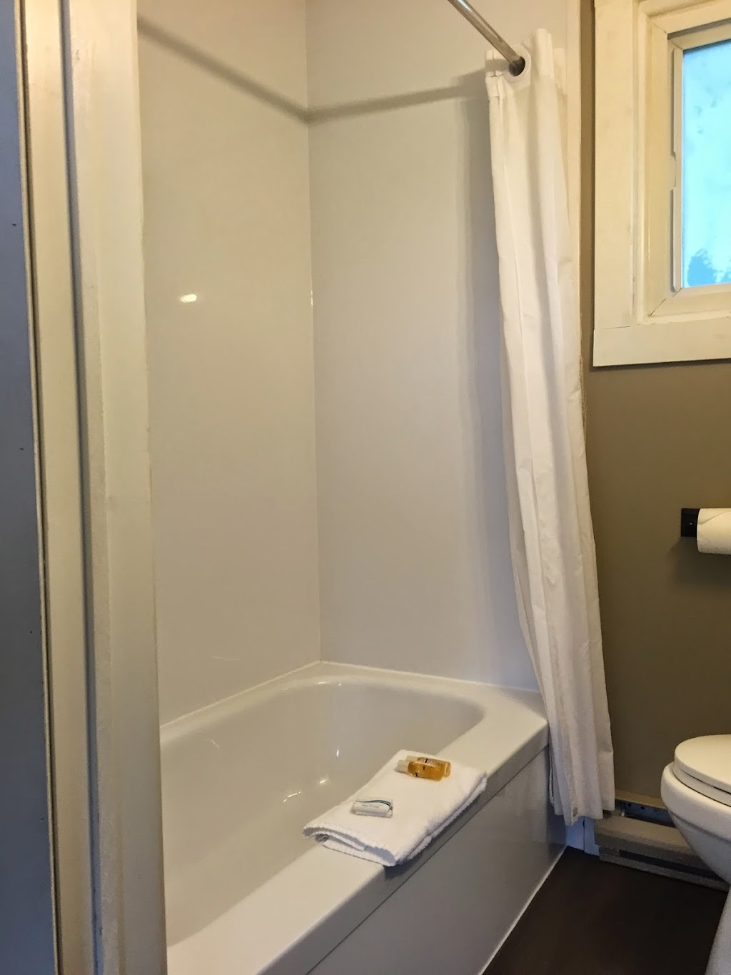 Royalty Maples Motel & Cottages | 89 Malpeque Rd, Charlottetown, PE C1A 7J9, Canada | Phone: (902) 368-1030