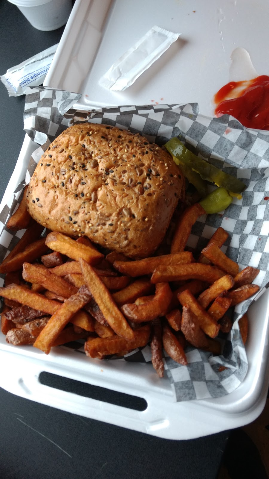 Le Smokn Bull | 1862 QC-148, Luskville, QC J0X 2G0, Canada | Phone: (819) 455-2600