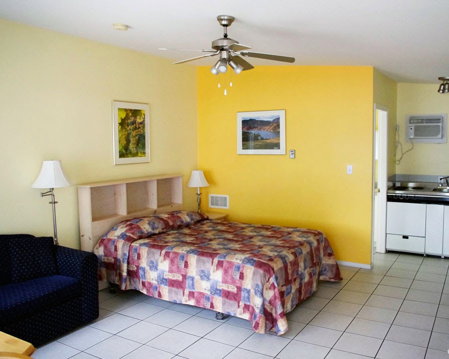 Golden Sands Resort Motel | 1028 Lakeshore Dr, Penticton, BC V2A 1C1, Canada | Phone: (250) 492-4210