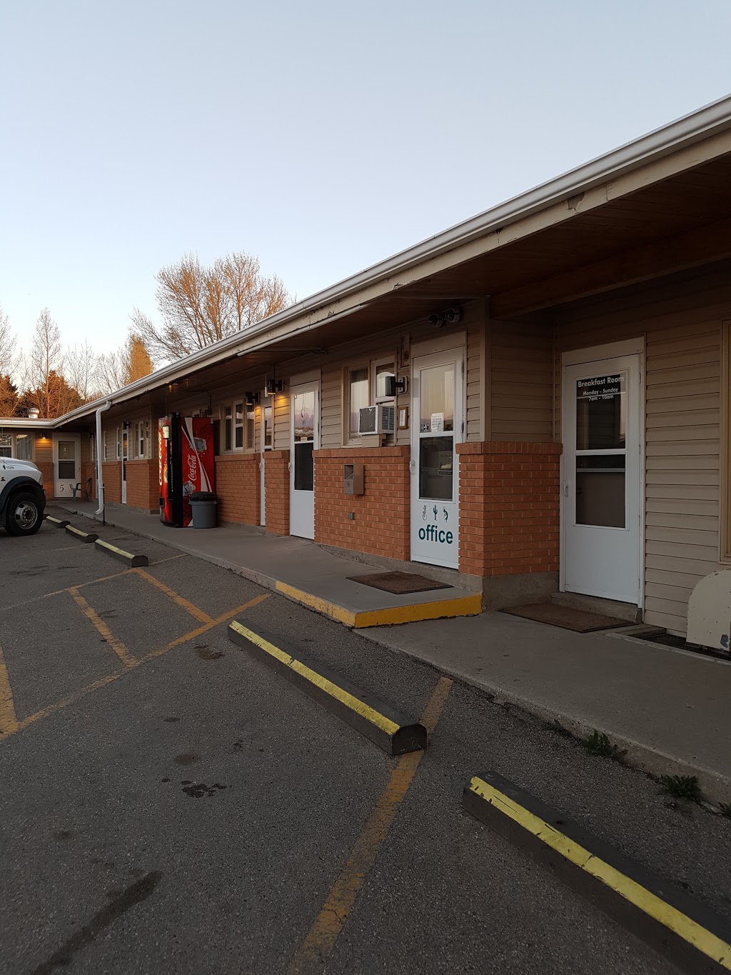Thriftlodge Moose Jaw | SK-1, Moose Jaw, SK S6H 4P6, Canada | Phone: (306) 693-3601