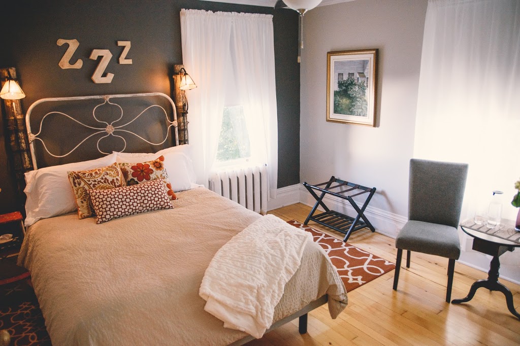 Le nid dhiboux - The Owls Nest | 39 Rue Bridge, Ormstown, QC J0S 1K0, Canada | Phone: (450) 829-3751