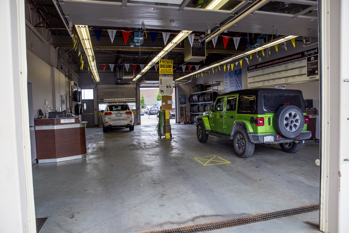 Bustard Chrysler Service | 575 Davenport Rd, Waterloo, ON N2L 5Z3, Canada | Phone: (519) 884-9570
