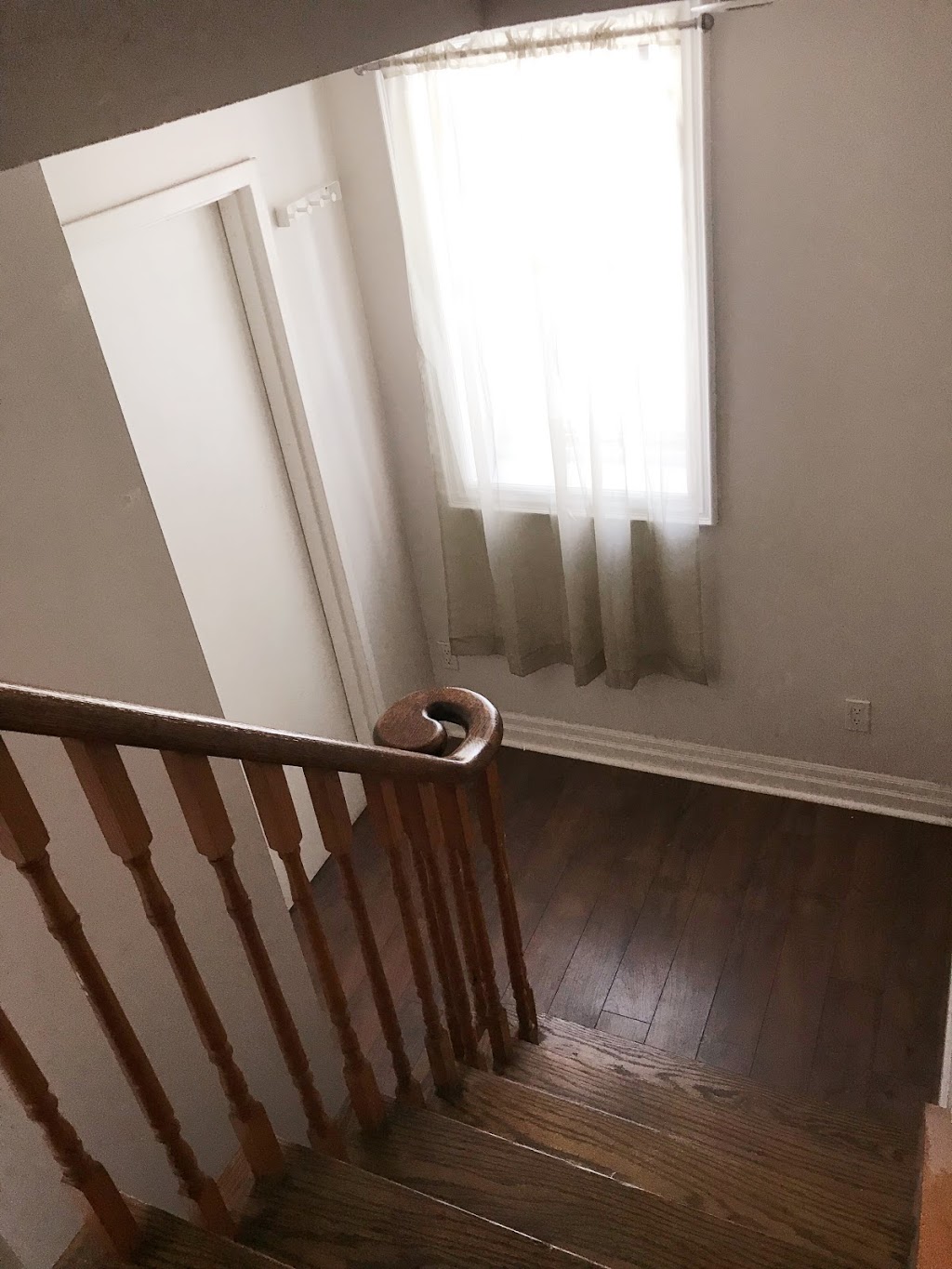 Eglinton Homestay | 51 Fairleigh Crescent, Toronto, ON M6C 3S1, Canada | Phone: (647) 468-2846