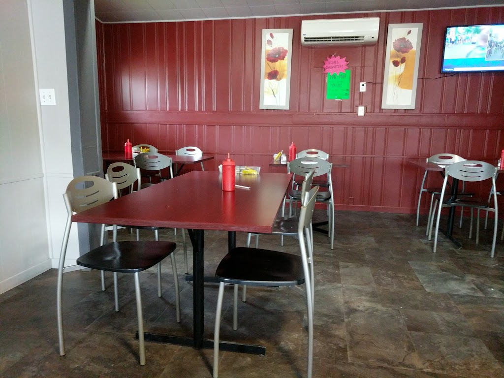 Restaurant Au Petit Regal | 8 Rue Principale O, Saint-Clément, QC G0L 2N0, Canada | Phone: (418) 963-2130