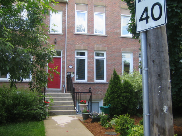 Clinton and Bloor B&B | 390 Clinton St, Toronto, ON M6G 2Z2, Canada | Phone: (416) 898-8461