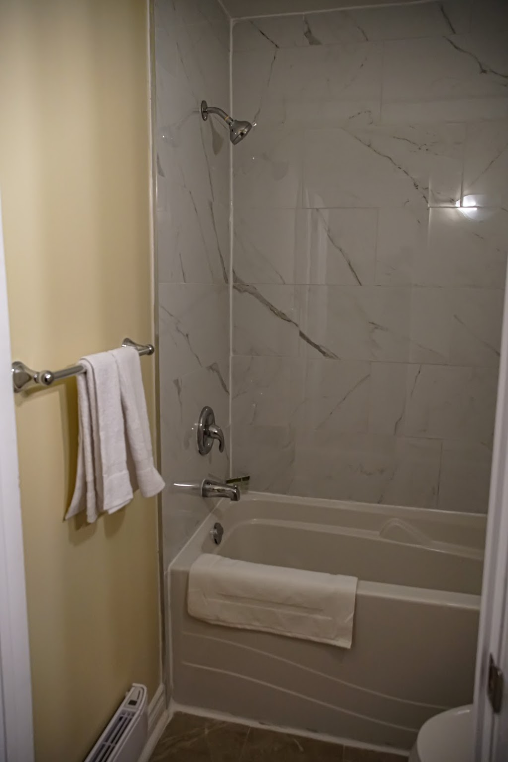 Skyland Motel Inn & Suites | 208 Main St W, Huntsville, ON P1H 1Y1, Canada | Phone: (705) 789-4424