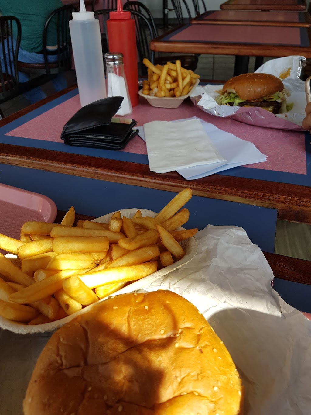 Barrie Burger | 409 Yonge St, Barrie, ON L4N 4E1, Canada | Phone: (705) 725-9700